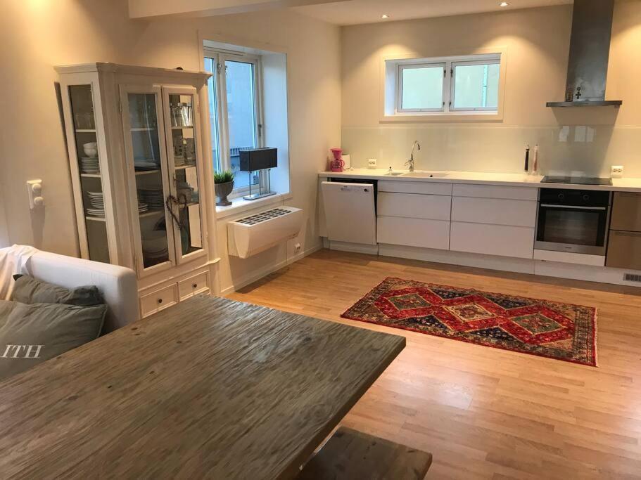 Stort hus i Porsgrunn sentrum med gratis parkeringsplasser til flere biler Eksteriør bilde
