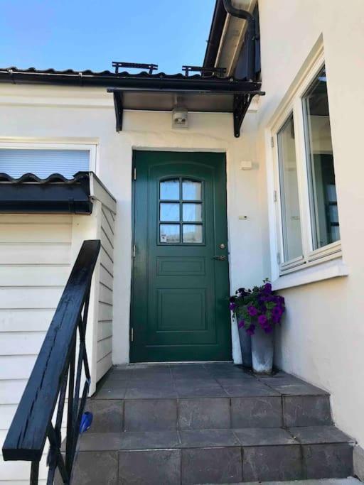 Stort hus i Porsgrunn sentrum med gratis parkeringsplasser til flere biler Eksteriør bilde